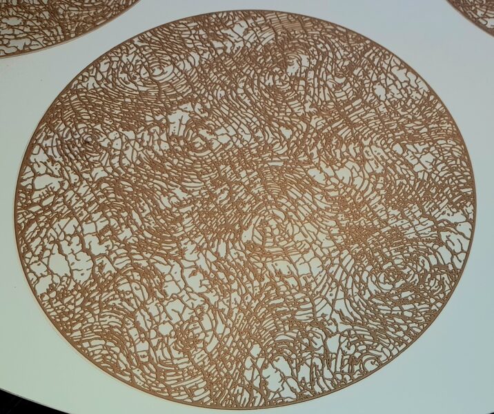 Dvipusis padėkliukas ant stalo apvalus "Raštas" 38cm.